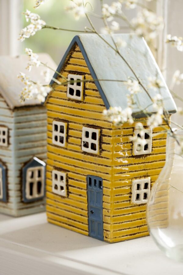 Küünlahoidja maja Thorshavn 8x11x h18,5cm kollane, sinine uks