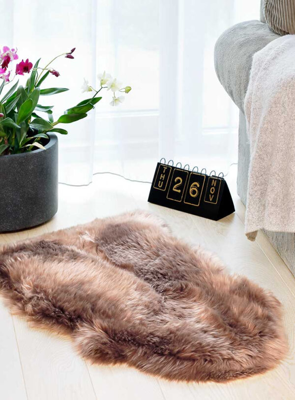 Lambanahk Narma Merino caramel M ±60x90cm