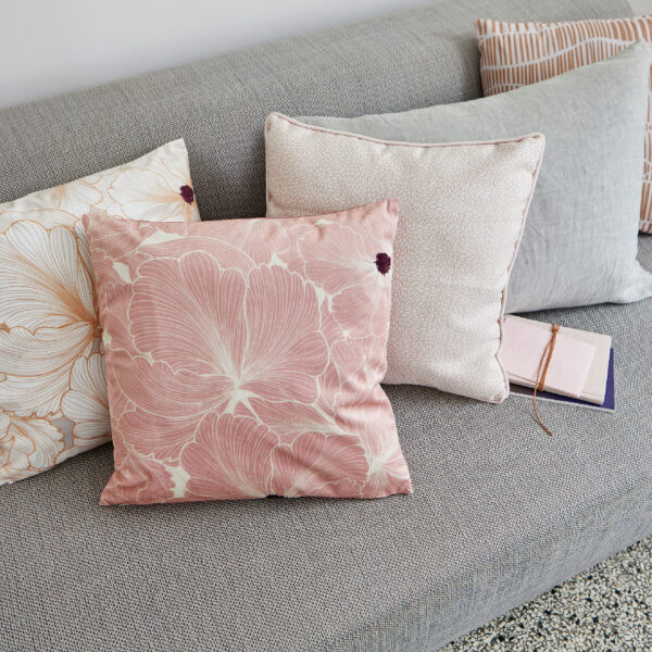 Dekoratiivpadi roosad mustrid 45x45cm erinevad