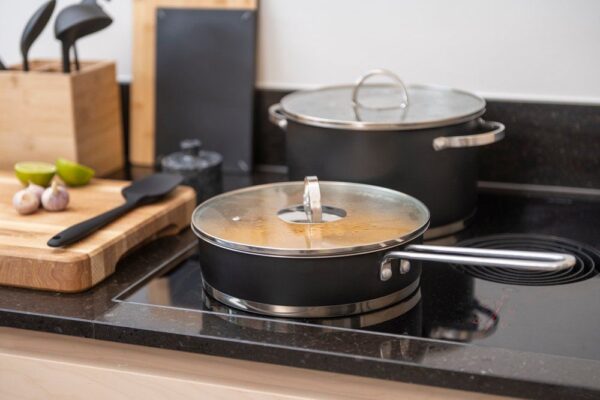 MAKU pann kaanega 2,8L 24cm must