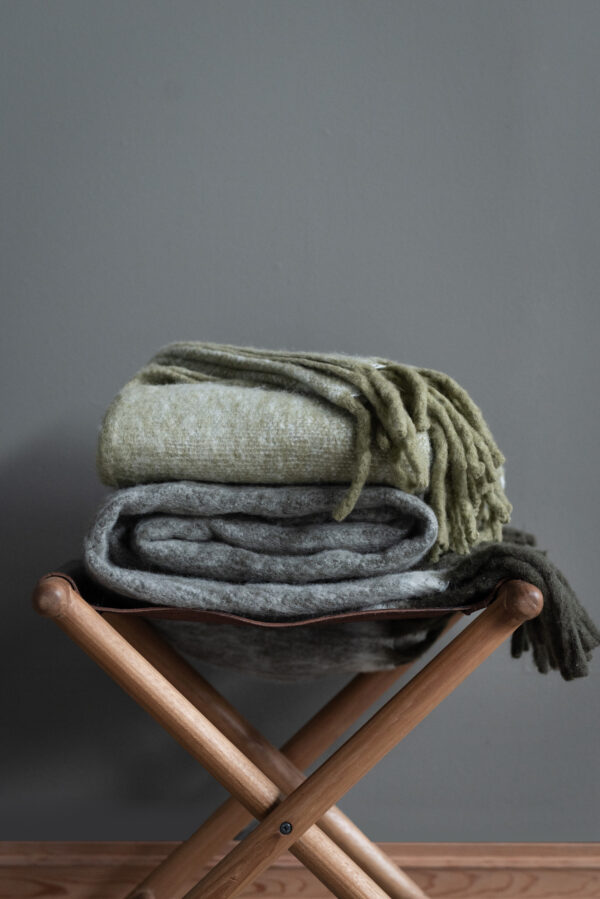 Pleed Ira triibuline 130x170cm valge/hall/must