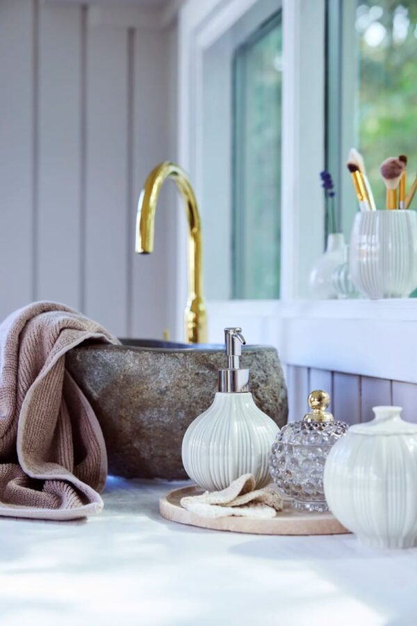 Hoiupurk Lily kaanega valge Ø11,5x h11cm