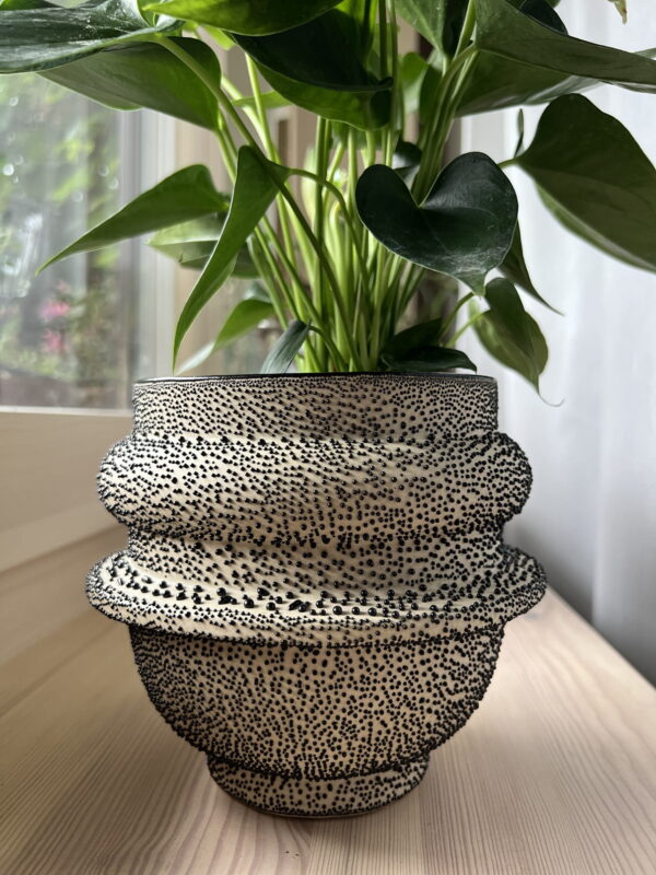 Lillepott mustad täpid Ø14x h12cm kreem