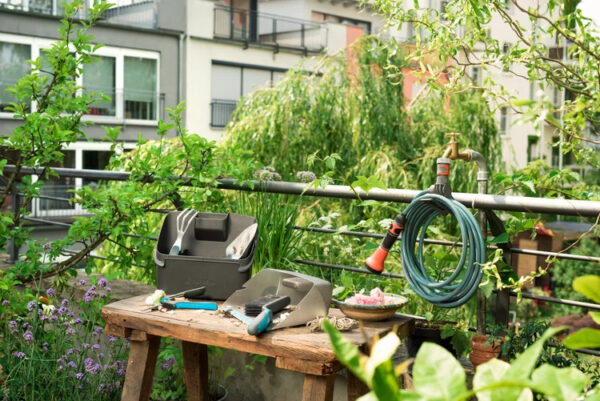 Aiatööriistade komplekt rõdule: aiakäärid, kühvel, kobesti, hari, kohver