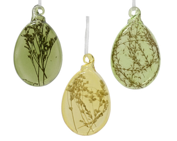 Lihavõttemuna klaasist kuivatatud taimedega, erinevad värvid