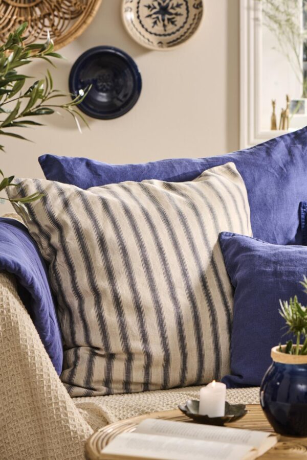 Dekoratiivpadi triibuline hall 60x60cm