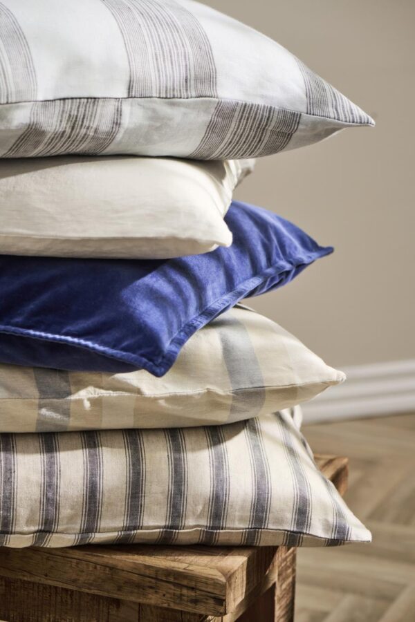 Dekoratiivpadi triibuline hall 60x60cm