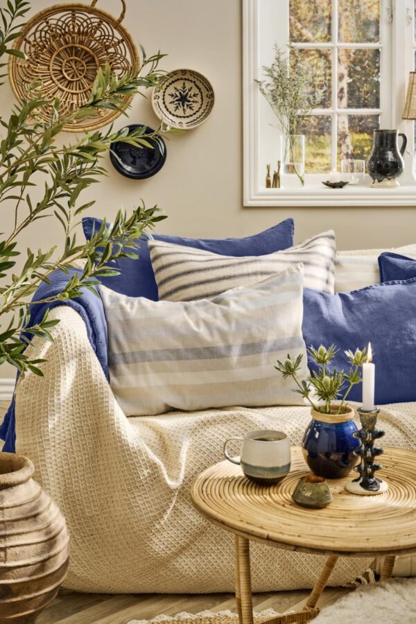 Dekoratiivpadi triibuline hall 60x60cm