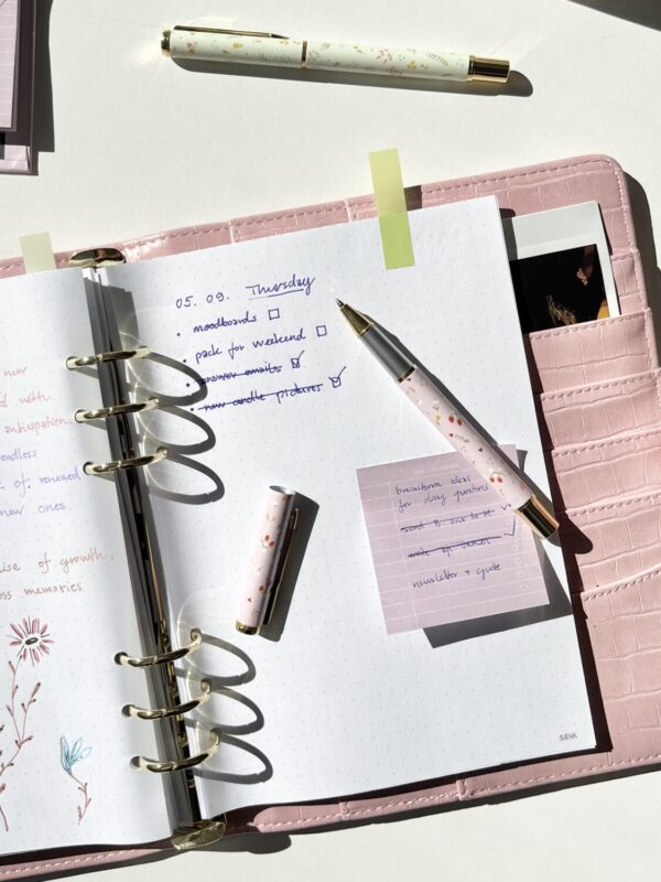 Rõõmsad lillelised pastakad beež/roosa 2tk