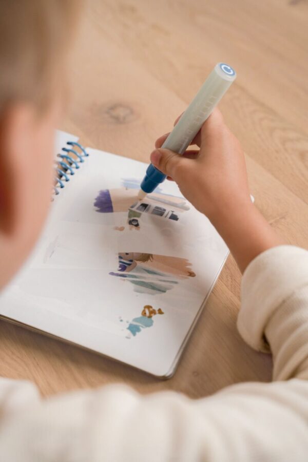 Little Dutch veepliiatsiga värviraamat Jim & Friends