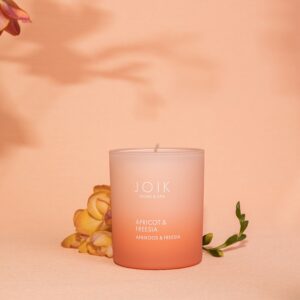 JOIK Home & Spa lõhnaküünal Aprikoos & freesia kinkekarbis 150g