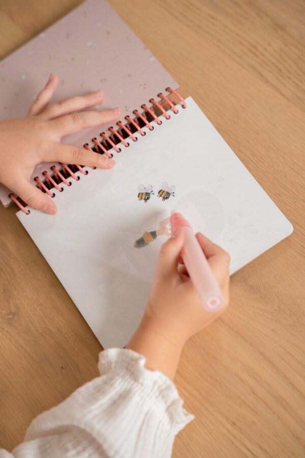 Little Dutch veepliiatsiga värviraamat Rosa & Friends