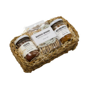 Kinkekomplekt NV pesto, bambuslusikate ja bruschettaga punutud korvis 135g