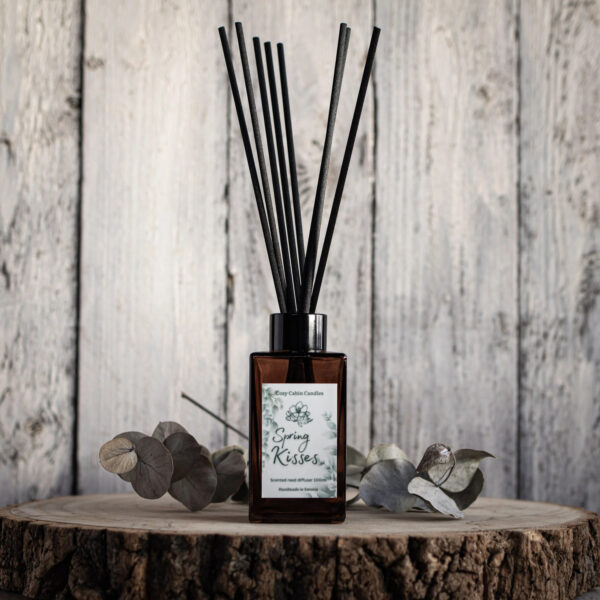 Cozy Cabin Candles ruumilõhnastaja Spring Kisses 150g