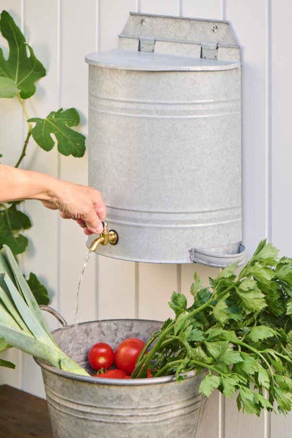 Veenõu seinale kraani ja seebihoidikuga hall 10,5L