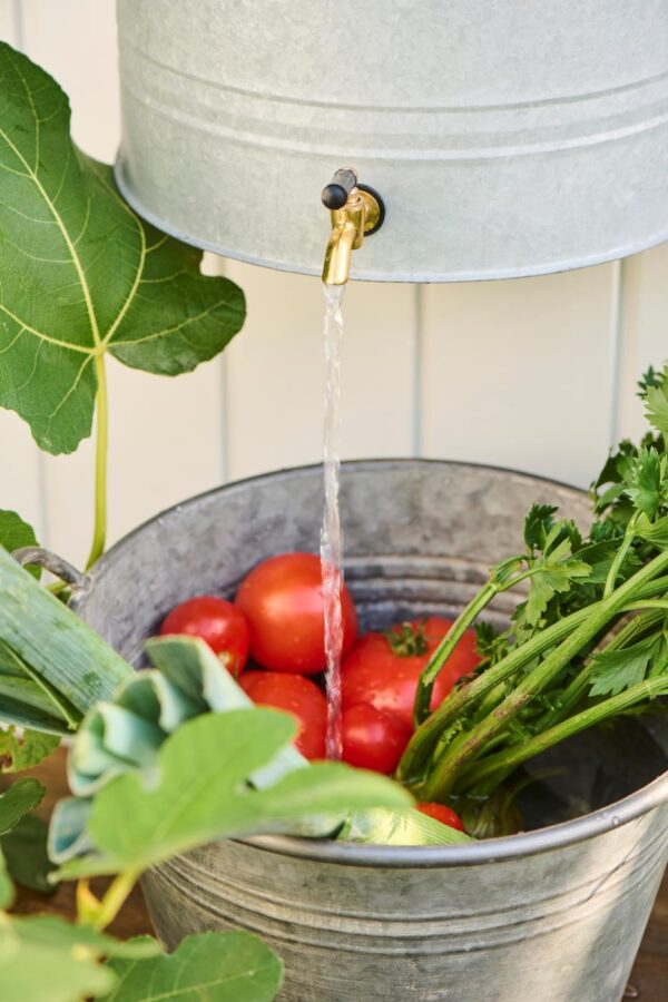 Veenõu seinale kraani ja seebihoidikuga hall 10,5L