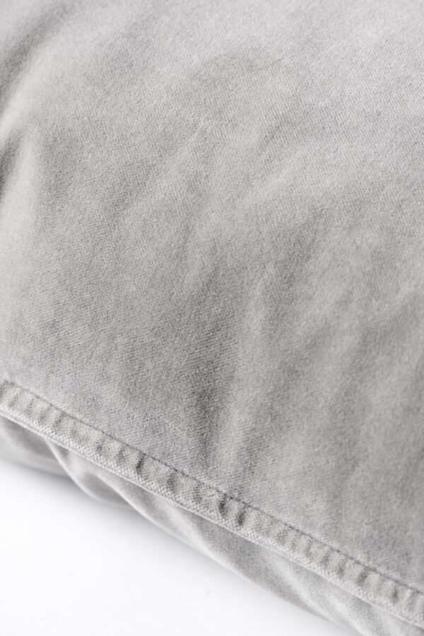 Dekoratiivpadi sametist tuhkhall 52x52cm