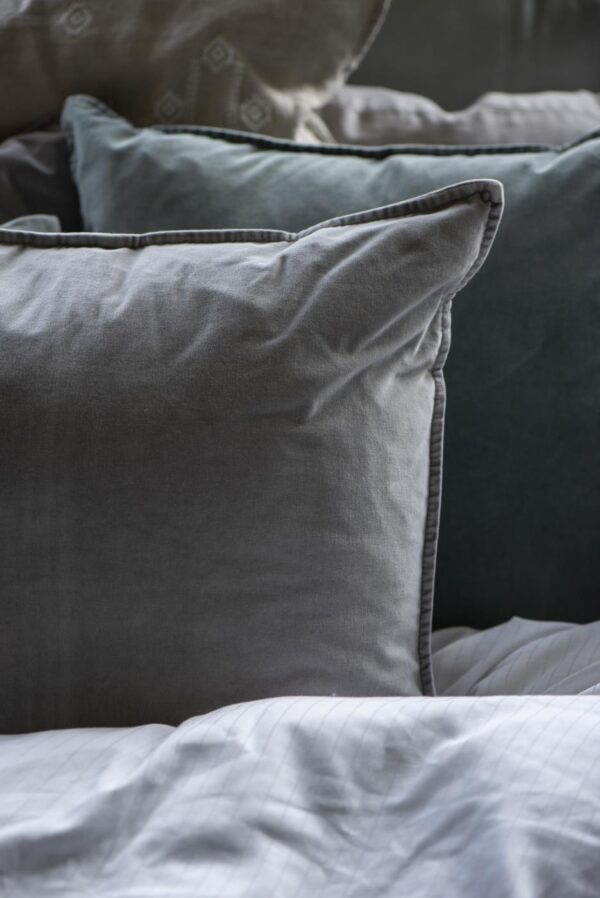 Dekoratiivpadi sametist tuhkhall 52x52cm