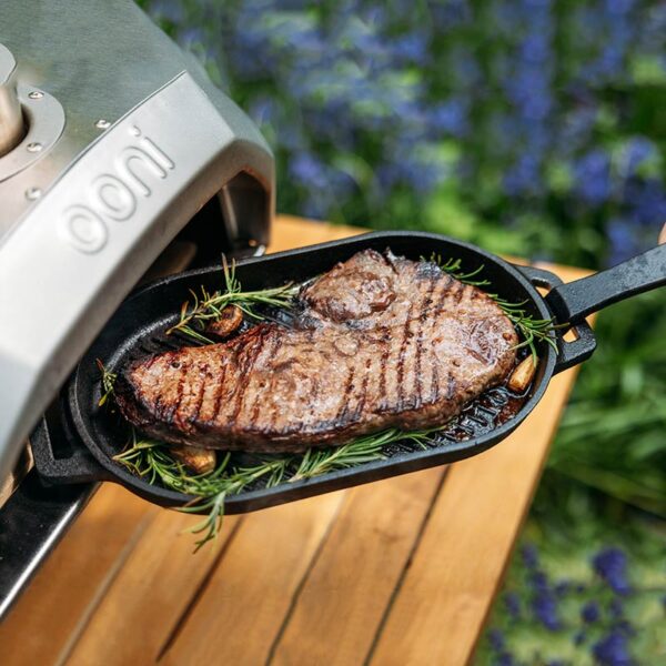 Malmist grillpann Ooni metallalusega