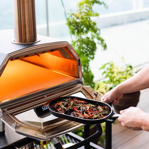 Malmist grillpann Ooni metallalusega