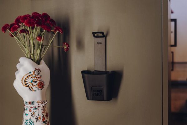 Pudeliavaja Johnny Catch Cup must