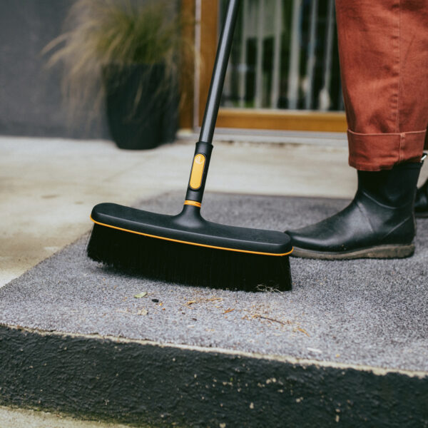 Fiskars terassihari OneClick laius 34cm