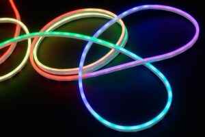 RGB-neoonvalgusriba puldi ja USB-toitega 5 m