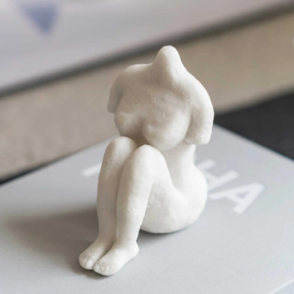 Dekoratiivkuju Art Piece istuv naine 9x13x h14cm